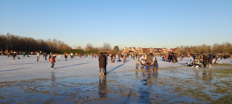 Drukte op de ijsbaan Sandelingenpark